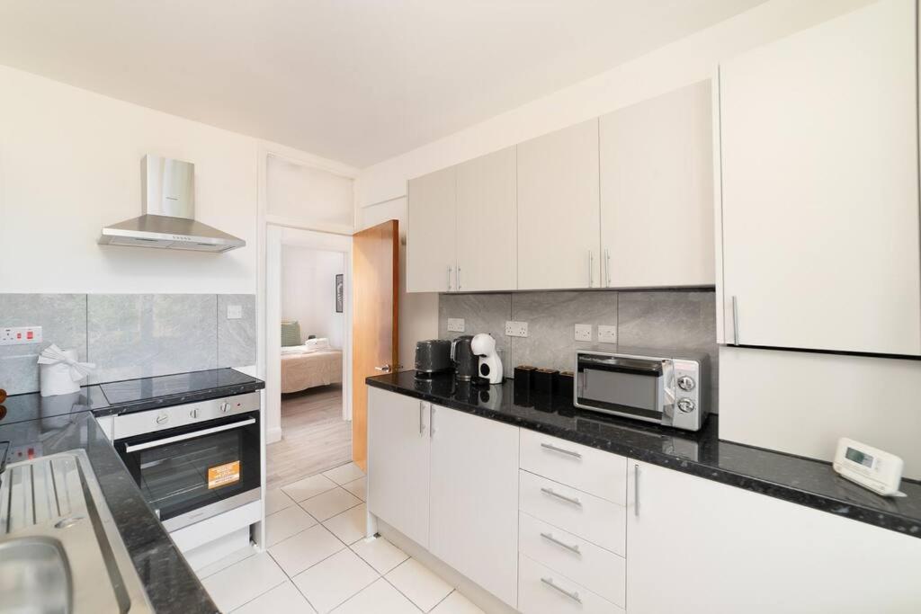 Two Bedroom Apartment By Buonomo Stays Short Lets & Serviced Accommodation In Balham With Balcony London Eksteriør billede