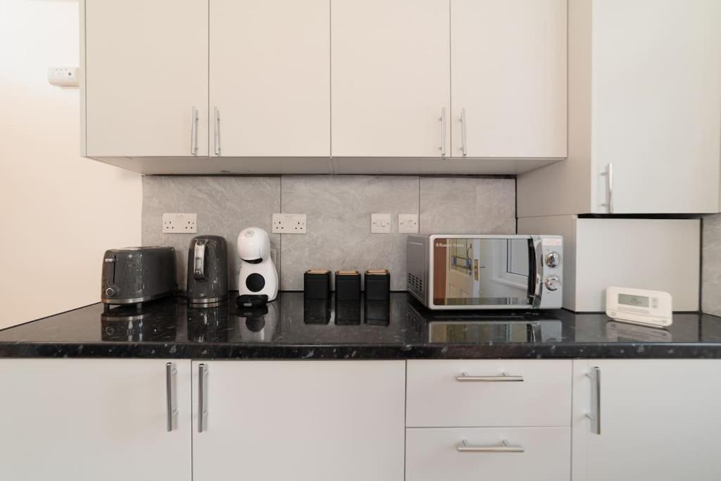 Two Bedroom Apartment By Buonomo Stays Short Lets & Serviced Accommodation In Balham With Balcony London Eksteriør billede