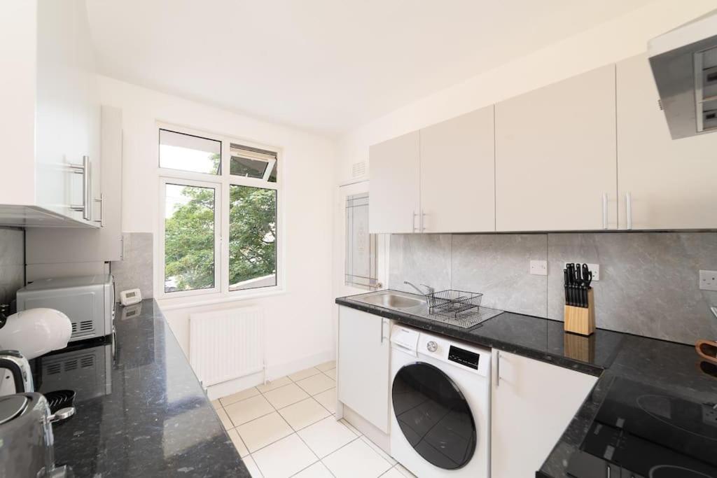 Two Bedroom Apartment By Buonomo Stays Short Lets & Serviced Accommodation In Balham With Balcony London Eksteriør billede